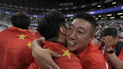 传奇再现！亨德森进球瞬间，神似若塔“手柄舞”庆祝姿势